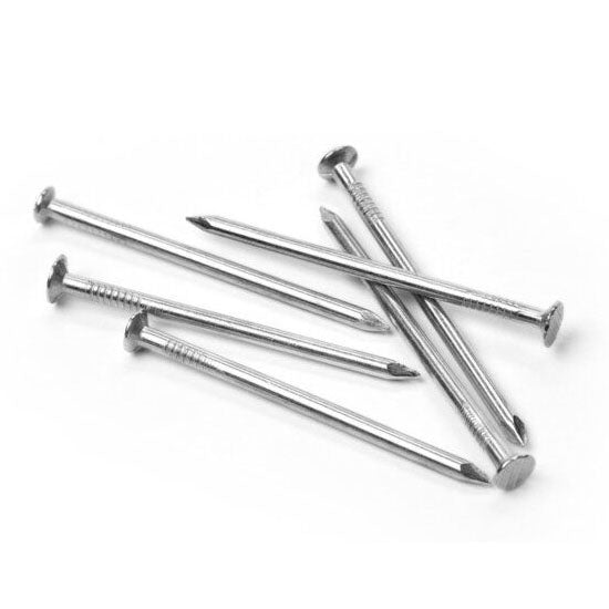 מסמרים ממתכת ברקע לבן