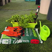 כף שתילה, , אדנית עם צמחי תבלין בתוכה, כפפות, שק אדמה ומשפך ירוק מונחים על דשא.