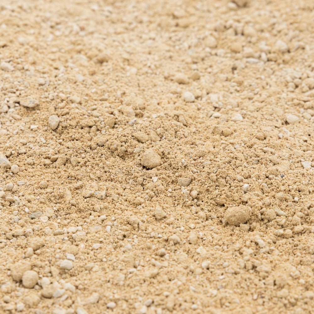 קלוז אפ של מצע לדשא סינטטי ברקע של חצץ וסומסום