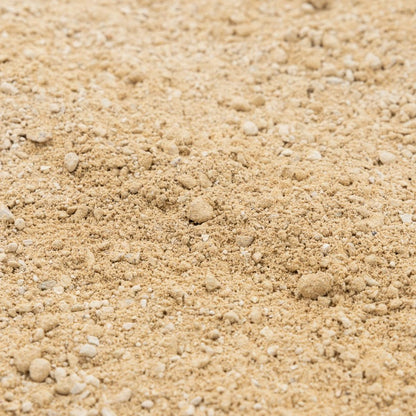 קלוז אפ של מצע לדשא סינטטי ברקע של חצץ וסומסום