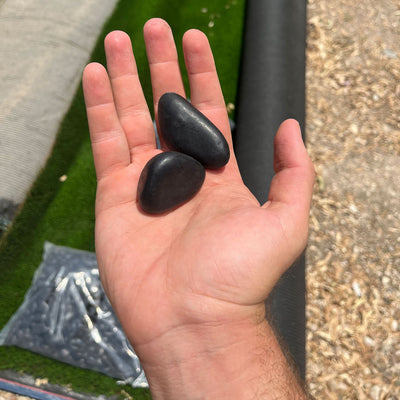 שק חלוקי נחל שחורים גודל 2-3 ס״מ 18 קילוגרם