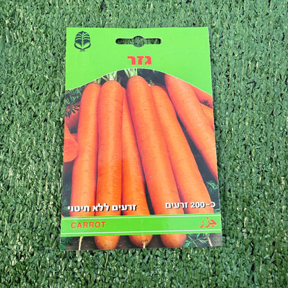 חפיסת זרעי גזר ברקע ירוק של דשא סינטטי