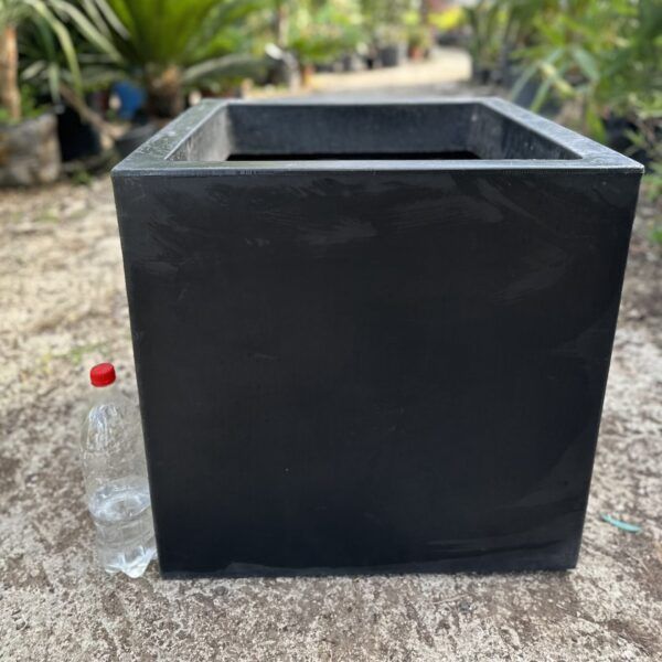 כד פלסטיק שחור קל משקל מרובע 770 ס״מ