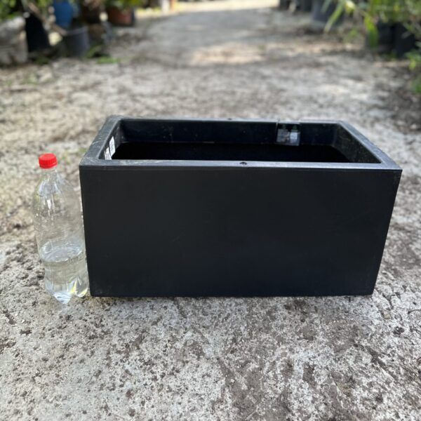 אדנית פלסטיק שחורה קלת משקל 60 ס״מ