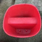 עציץ פלסטיק לתליה מרובע בצבע אדום